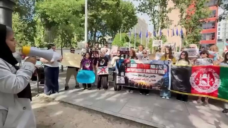 افغان طالبان وفد کے ممکنہ برسلز دورے کیخلاف سپین میں یورپی پارلیمنٹ دفتر کے باہر احتجاج