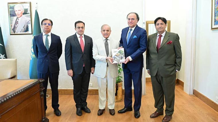 وزیرِ خزانہ نے اکنامک سروے آف پاکستان 26-2025ء وزیرِ اعظم کو پیش کر دیا