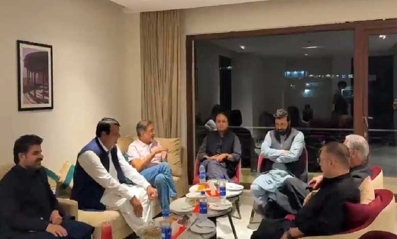 گلگت میں مسلم لیگ (ن) اور پیپلز پارٹی کے رہنماؤں کی ملاقات، حکومت سازی پر مشاورت
