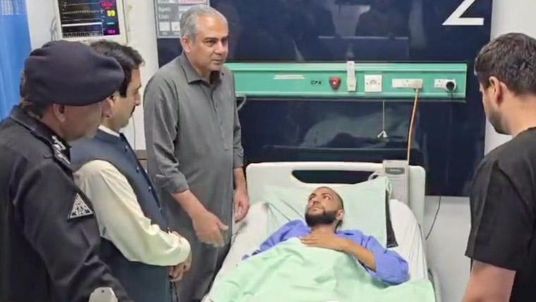 محسن نقوی کی سی ایم ایچ پشاور آمد، پاک فوج اور ایف سی اہلکاروں کی عیادت