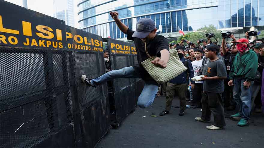 Hundreds of Indonesian students protest fuel price hike, govt spending