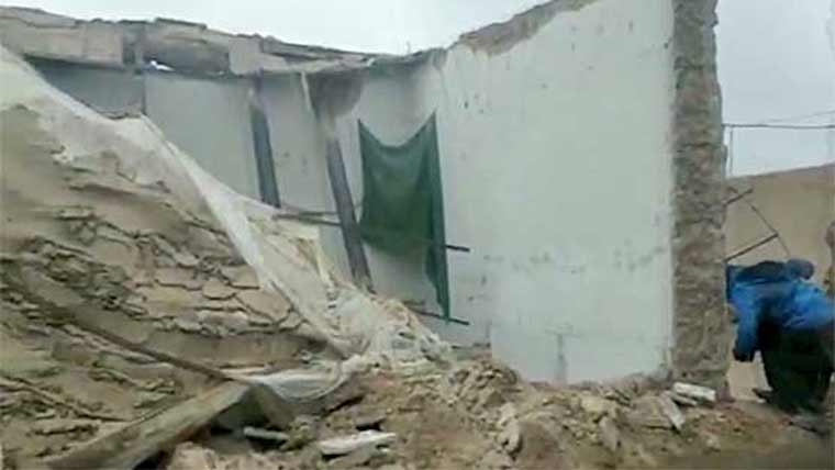مانانوالہ: بارش سے خستہ حال مکان کی چھت گر گئی، 3 سالہ بچہ جاں بحق