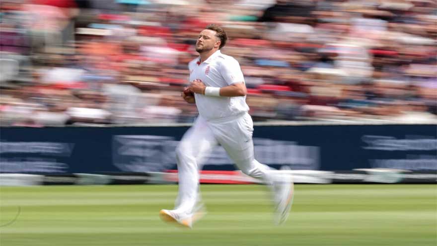 England's Robinson in doubt for second Test due to knee injury
