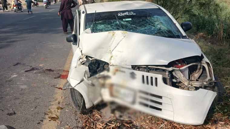خانیوال: ٹائر پھٹنے کے باعث کار درخت سے جا ٹکرائی، 2 افراد جاں بحق