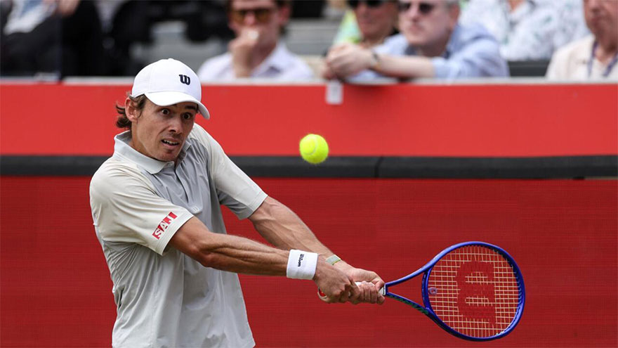 De Minaur races into Queen's Club quarter-finals