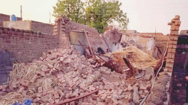 نارووال میں چھت مرمت کے دوران گرنے سے بچہ جاں بحق، 4 افراد زخمی