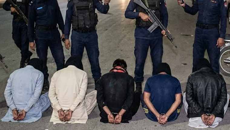 کراچی کے مختلف علاقوں میں رات گئے مبینہ پولیس مقابلے، 9 ملزمان گرفتار