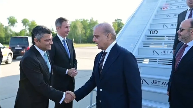 امریکہ ایران تکنیکی مذاکرات آج، وزیراعظم اور فیلڈ مارشل  سوئٹزرلینڈ پہنچ گئے