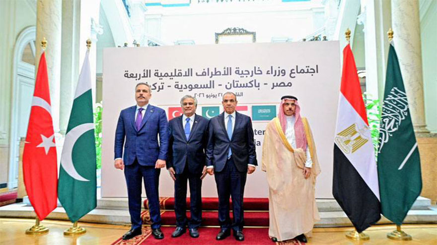 Dar holds wide ranging talks with FMs in Cairo on regional issues