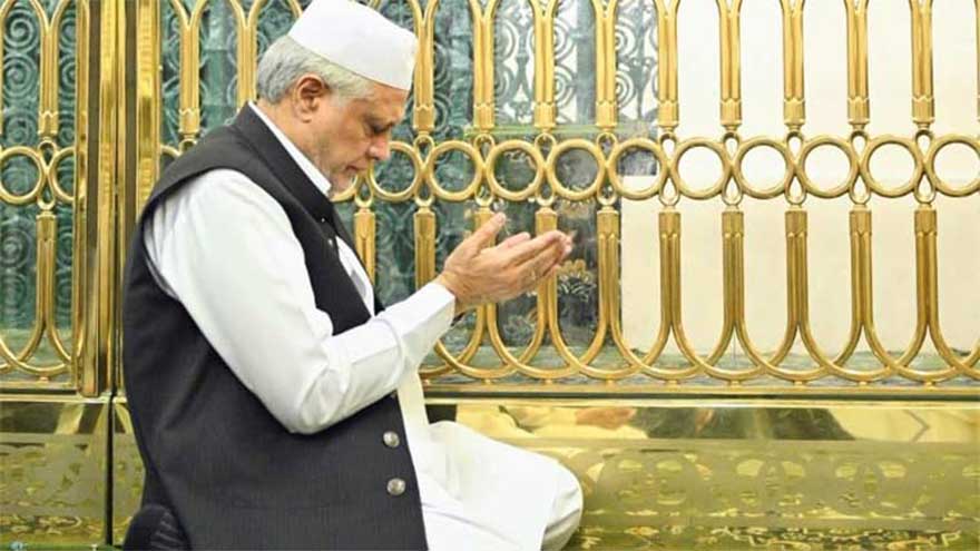 Ishaq Dar pays respects at Roza-e-Rasool (PBUH)