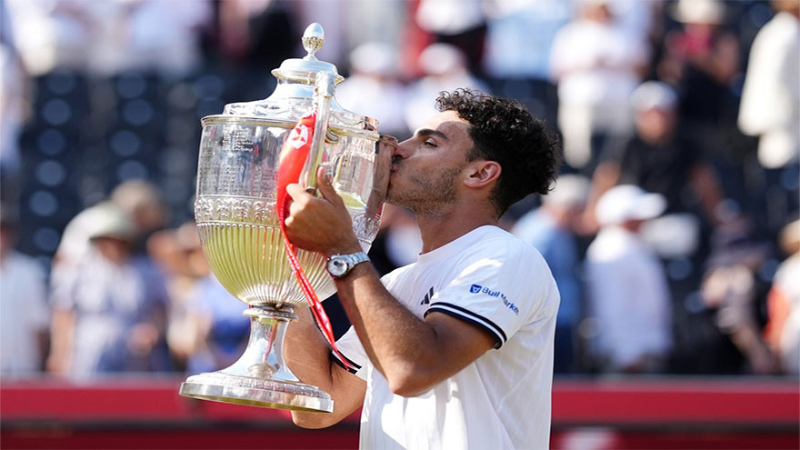 Cerundolo outlasts Paul to win marathon Queen's Club final