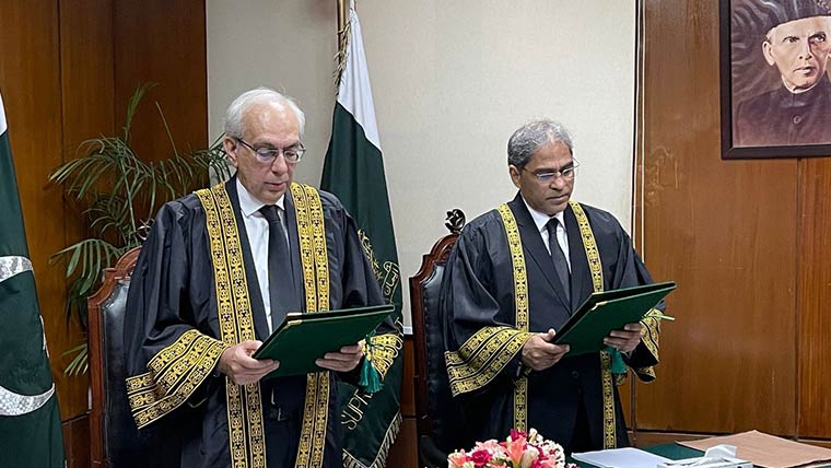 جسٹس منیب اختر نے قائم مقام چیف جسٹس آف پاکستان کا حلف اٹھا لیا