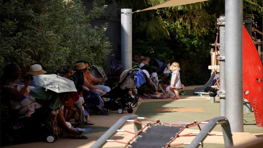 Temperatures to exceed 40C in European heatwave as three die in France