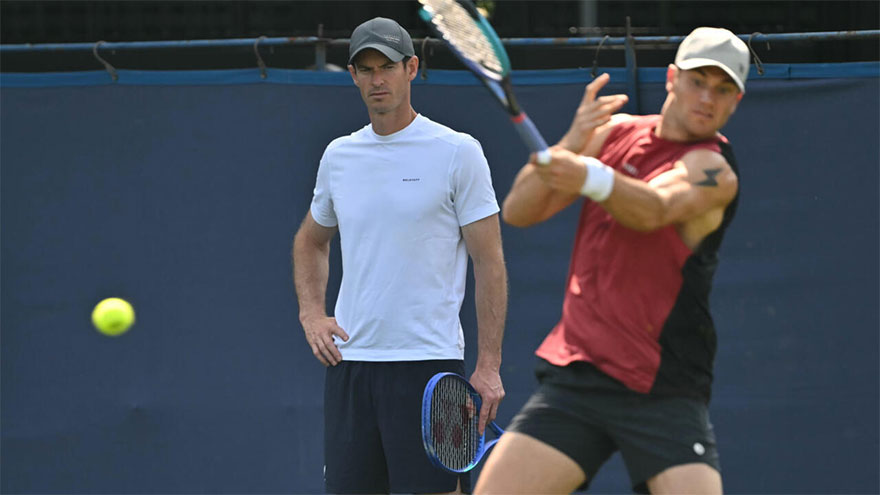 Draper makes winning return at Eastbourne with Murray on his side