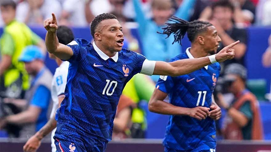 Mbappe scores twice as France beat Iraq at World Cup after two-hour storm delay