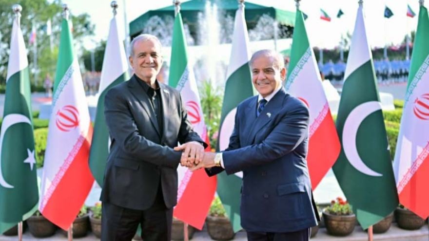 Iran's President Pezeshkian receives guard of honor at PM House during Pakistan visit