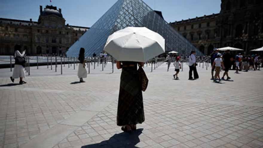 Europeans grapple with scorching June heatwave
