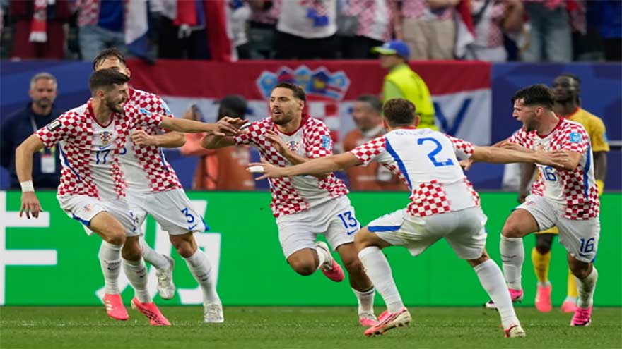 Croatia beats Ghana 2-1 to reach World Cup knockout stage
