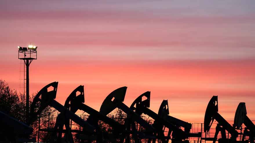 Oil falls as investors focus on potential Iran-US talks in Doha