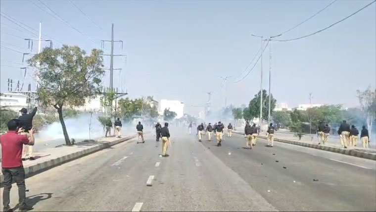 کراچی اور لاہور میں  امریکی قونصل خانوں کے باہر احتجاج، پولیس نے پیچھے دھکیل دیا