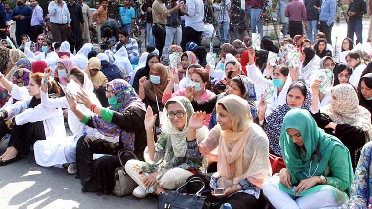 خیبرپختونخوا: ہسپتالوں میں ڈاکٹروں کی احتجاجی ہڑتال چھٹے روز بھی جاری