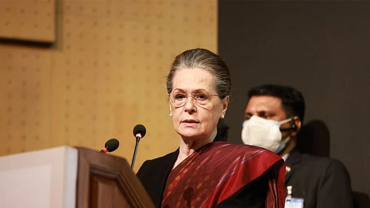 بھارت نے اسرائیل کی حمایت میں ایران جیسے اتحادی کو تنہا چھوڑ دیا: سونیا گاندھی