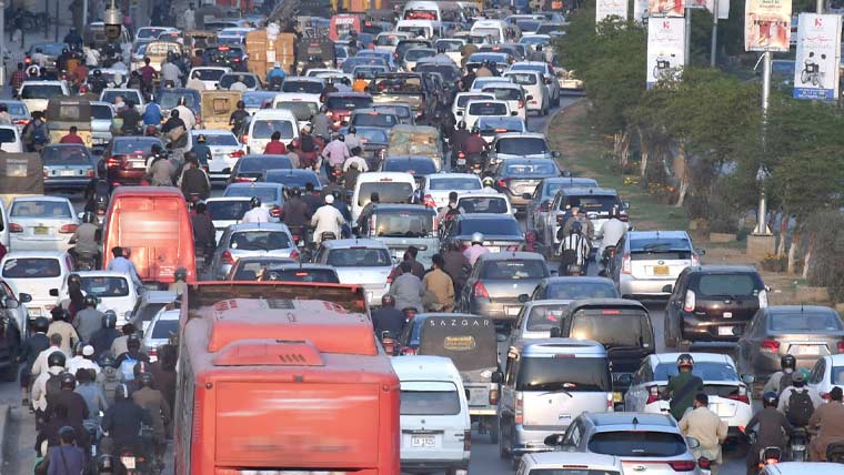 کراچی: ریڈ زون کی شاہراہوں کی بندش، مختلف علاقوں میں ٹریفک جام