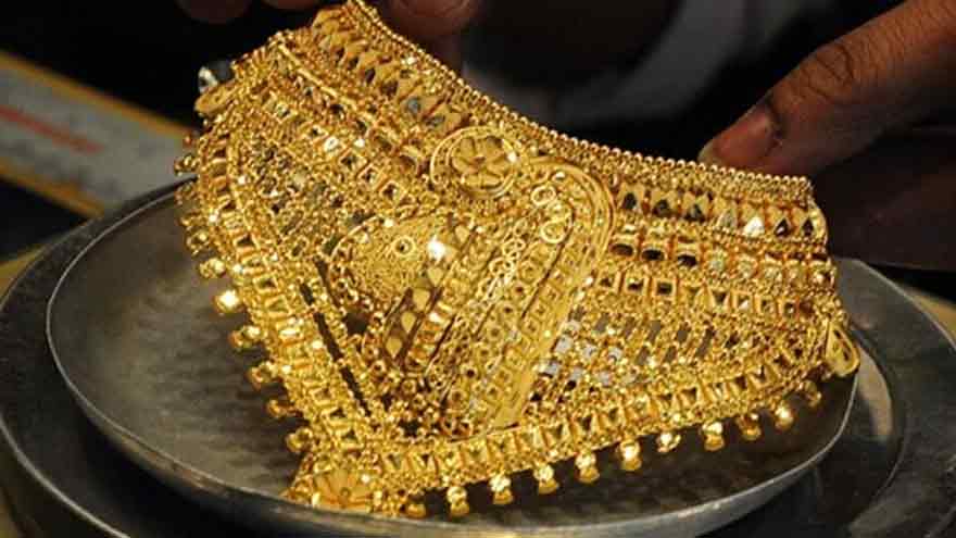Gold falls by Rs 2,800 per tola
