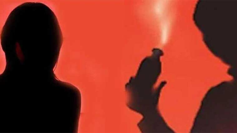 گھریلو جھگڑے پر شوہر نے بیوی پر تیزاب پھینک دیا