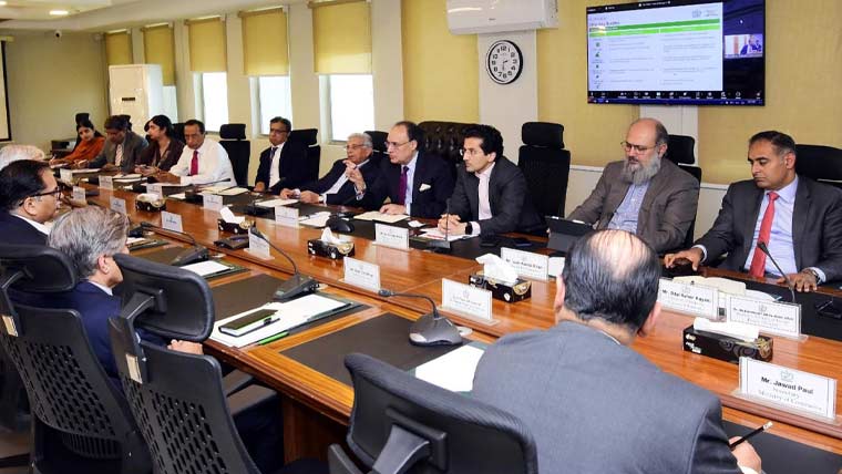 پٹرولیم مصنوعات کے وافر ذخائر موجود، قلت کا کوئی خدشہ نہیں: حکومتی کمیٹی