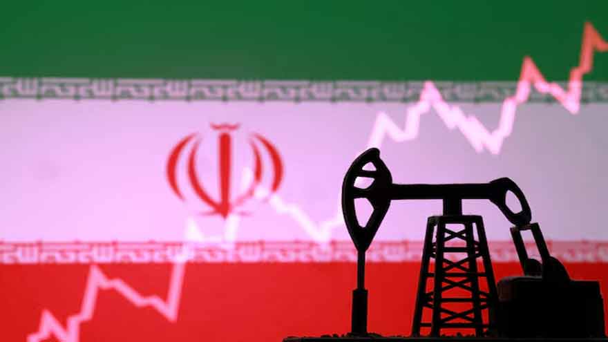 Oil falls as US may intervene in futures market, issues waiver for Russian purchases