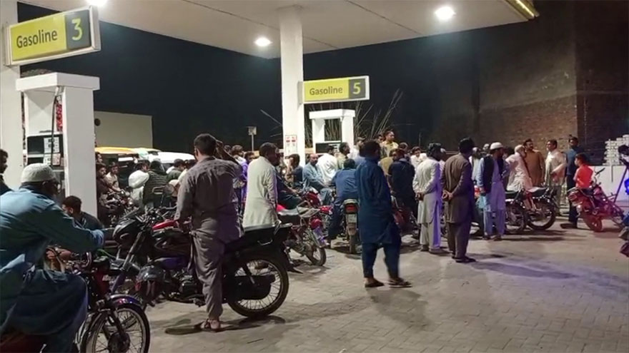 Petrol pumps in Lahore witness long queues amid fear of fuel shortage