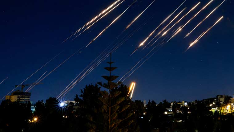 ایران کا بحرین میں واقع امریکی فوجی اڈے پر میزائلوں سے حملہ