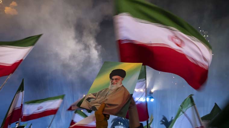 بمباری سے بے خوف ایرانی شہری اپنی حکومت کے حق میں سڑکوں پر نکل آئے