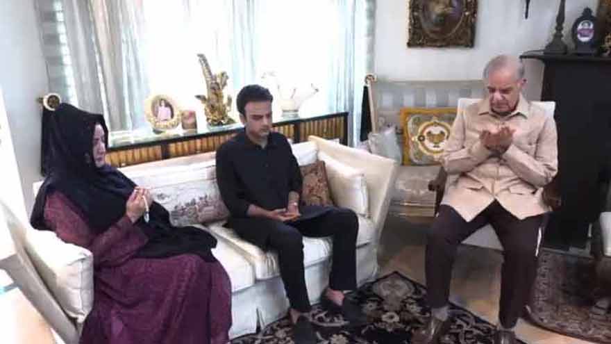 PM Shehbaz visits residence of Zaeem Qadri to offer condolence over his demise