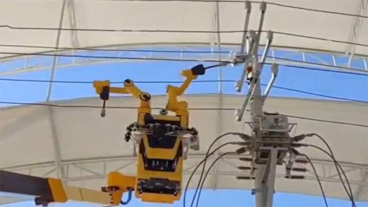 چین میں روبوٹ کی 10 کلو واٹ کی پاور لائن کی مرمت