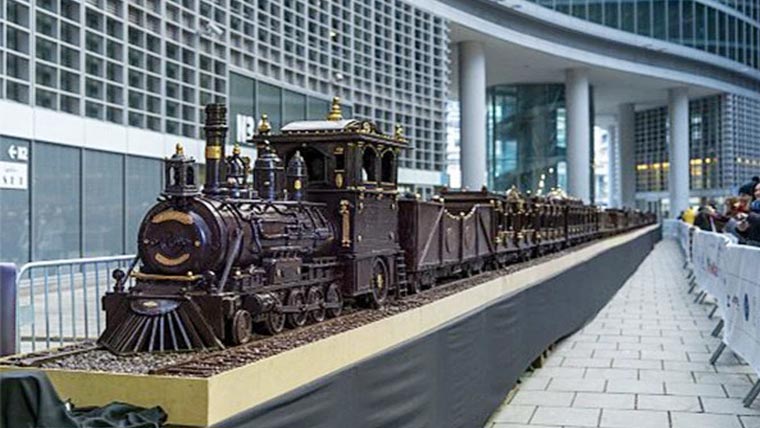 اینڈریو فروجیا نے 55 میٹر لمبی چاکلیٹ ٹرین بنا کر عالمی ریکارڈ قائم کر دیا