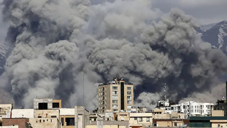 ایران میں تیل کی تنصیبات پر حملوں کے بعد آلودہ ہوا پاکستان پہنچ سکتی ہے، محکمہ موسمیات