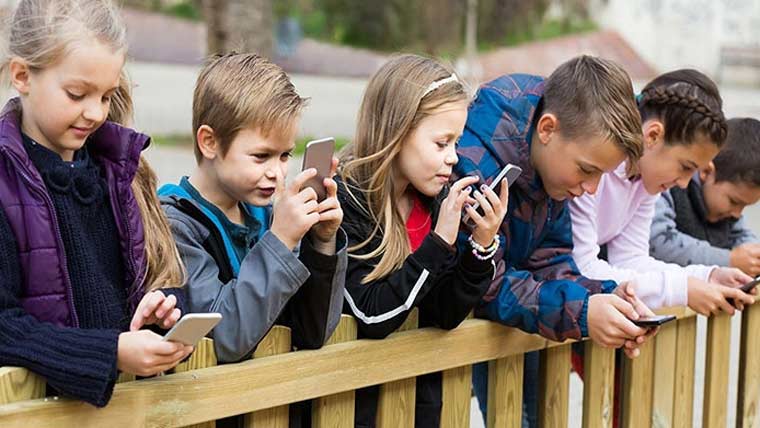 انڈونیشیا کا کم عمر بچوں کے سوشل میڈیا استعمال پر پابندی لگانے کا اعلان