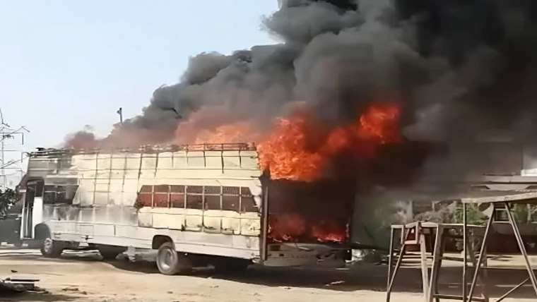 گڈاپ ٹاؤن: کیرئیر ٹرک میں آگ، کروڑوں مالیت کی 74 نئی موٹر سائیکلیں جل گئیں