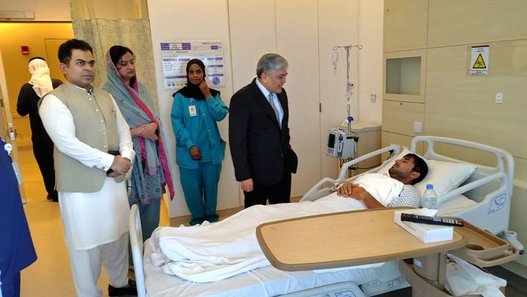 شفقت علی کی ابوظہبی میں ایرانی حملوں میں زخمی پاکستانی شہریوں کی عیادت