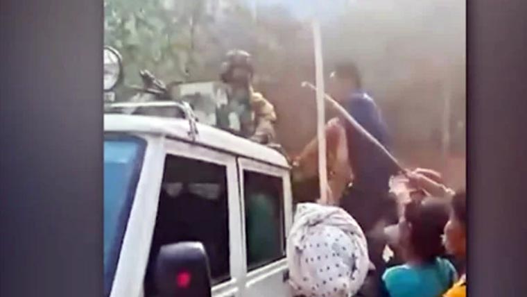 بھارتی ریاست منی پور میں کشیدگی میں اضافہ، عوام اور بھارتی فوج آمنے سامنے