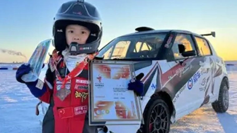 چین کا کم عمر ریسنگ ڈرائیور، شاؤ زی یان کو 5 سال کی عمر میں لائسنس مل گیا