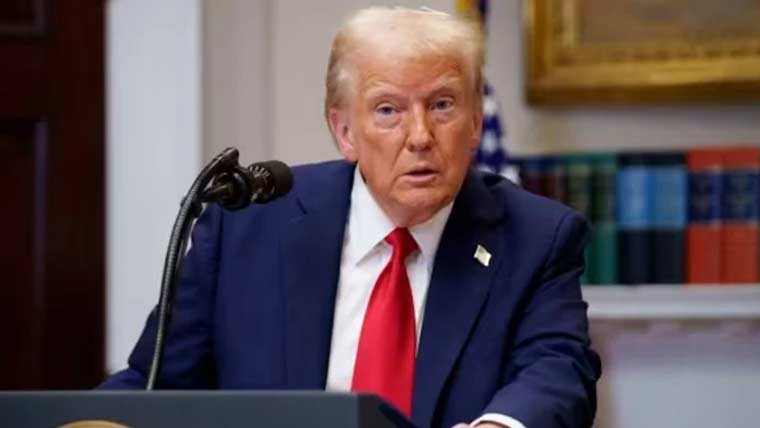 آبنائے ہرمز میں صورتحال بتدریج بہتر، ایران ہتھیار ڈالنے کے قریب ہے: ٹرمپ کا دعویٰ