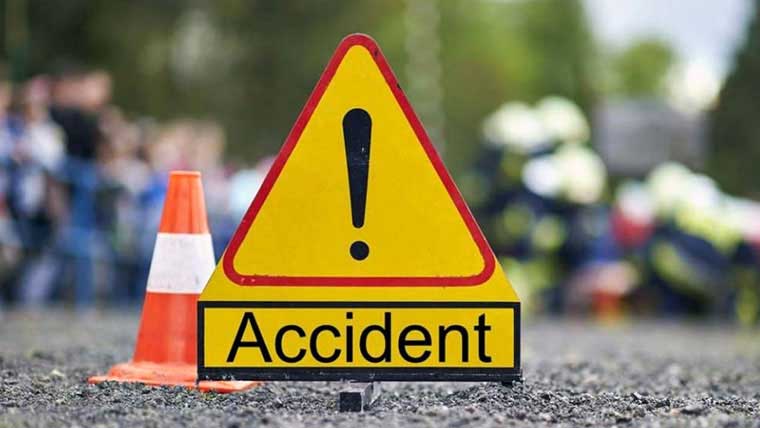 پنو عاقل میں ٹرالر کی ٹکر سے موٹرسائیکل سوار فیملی جاں بحق