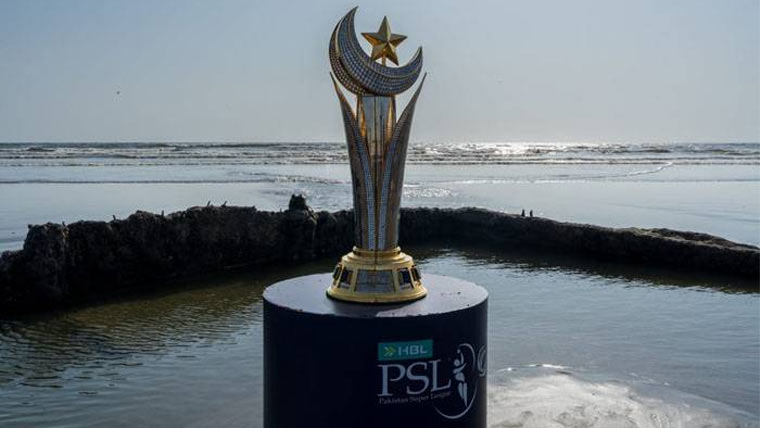 پاکستان سپر لیگ 11 کی ٹرافی حیدرآباد کے مختصر دورے کے بعد واپس کراچی لائی گئی