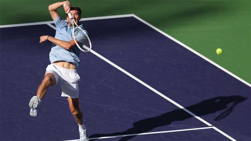 Medvedev snaps Alcaraz win streak, sets Indian Wells final with Sinner