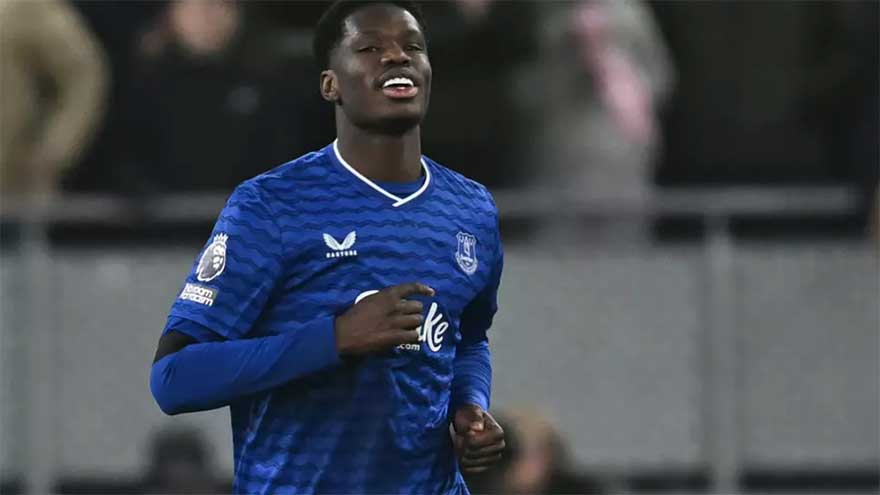 Everton's Barry claims friends 'attacked' during Arsenal defeat