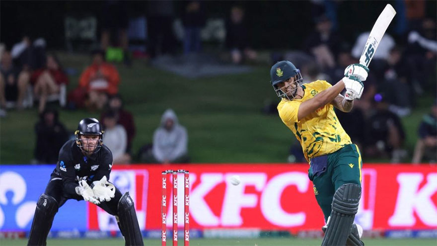 South Africa tear through New Zealand to win first T20
