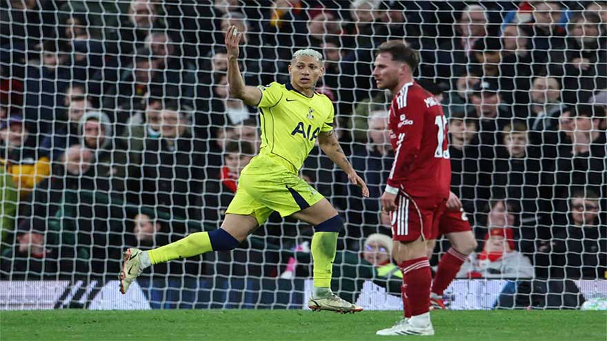 Troubled Spurs snatch late draw at Liverpool, Man Utd boost top-four bid